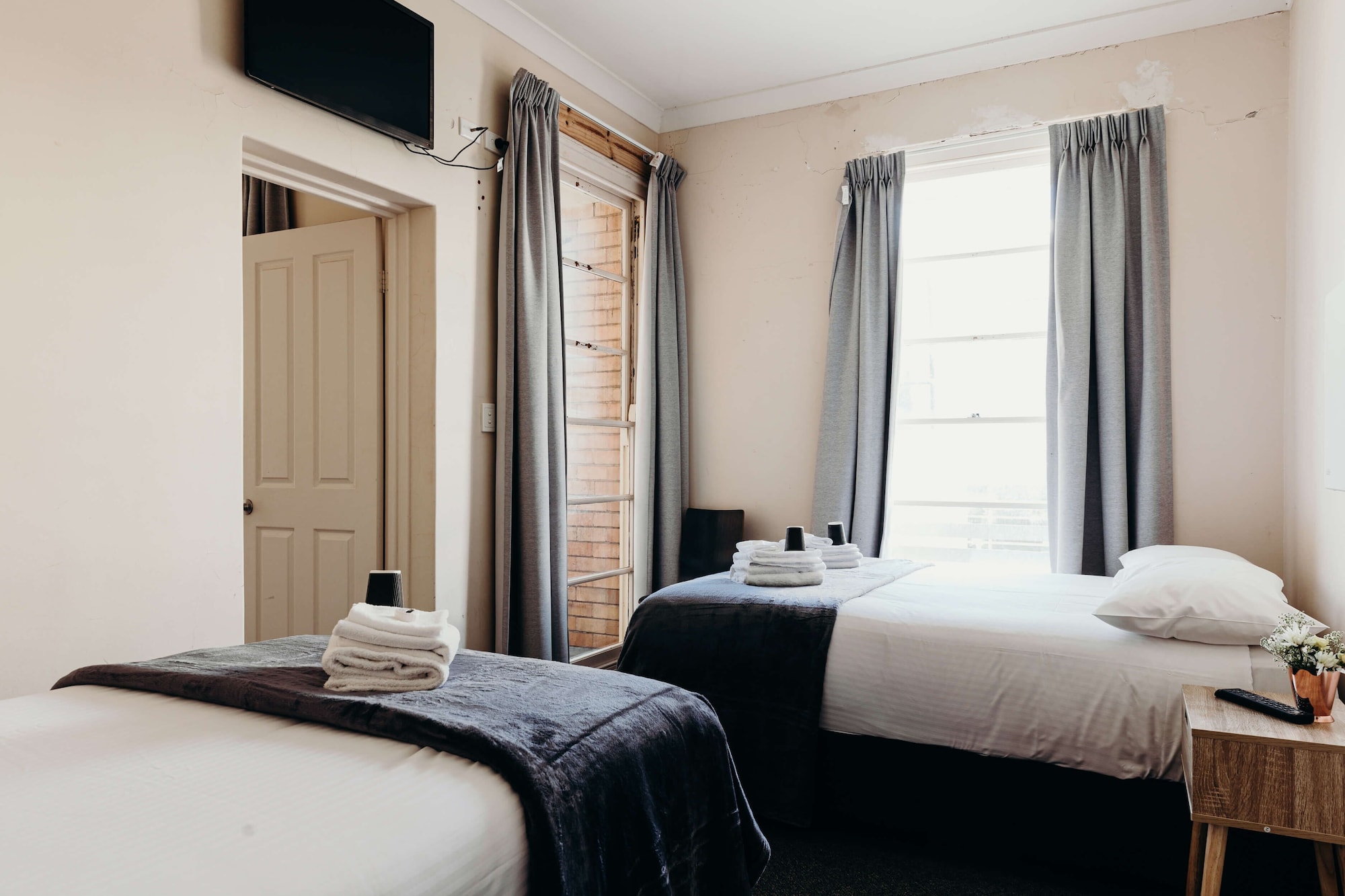 ROOM, TWIN BEDS
