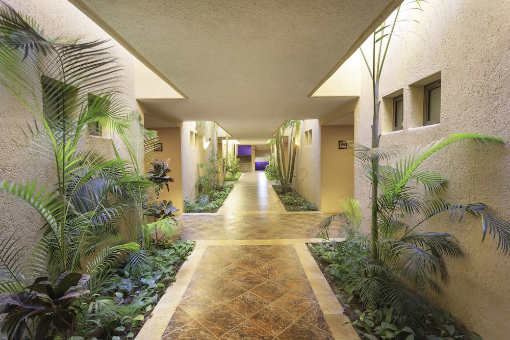 Los Patios Hotel 7/57