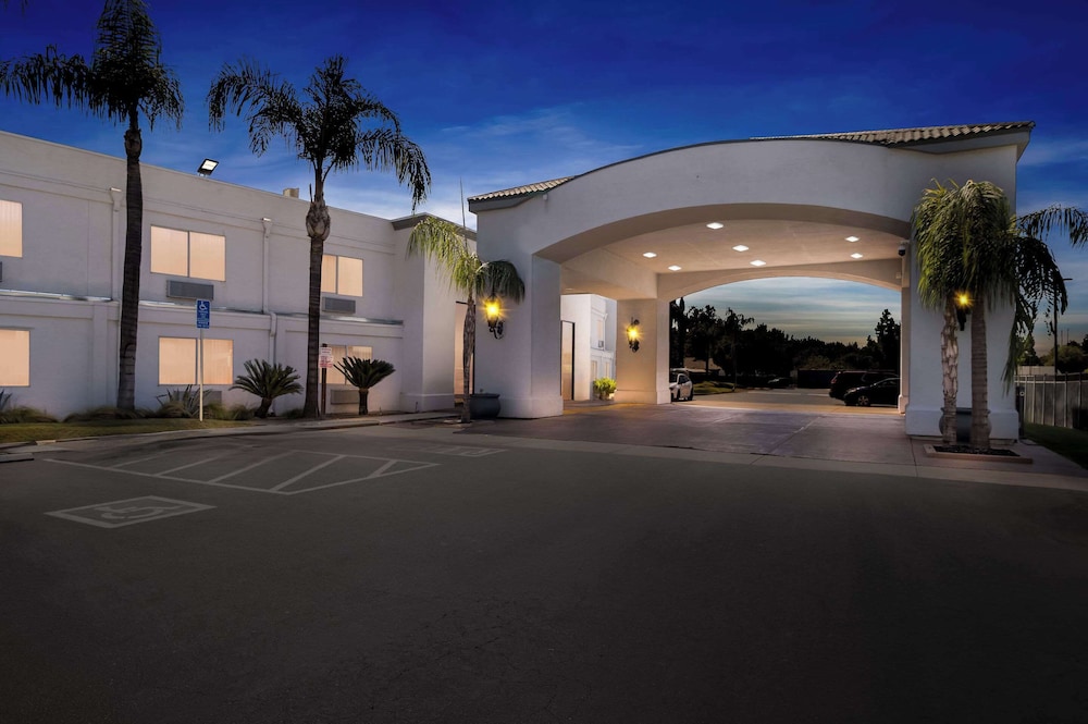 Hourglass Hotel, Trademark Collection by Wyndham 51/60