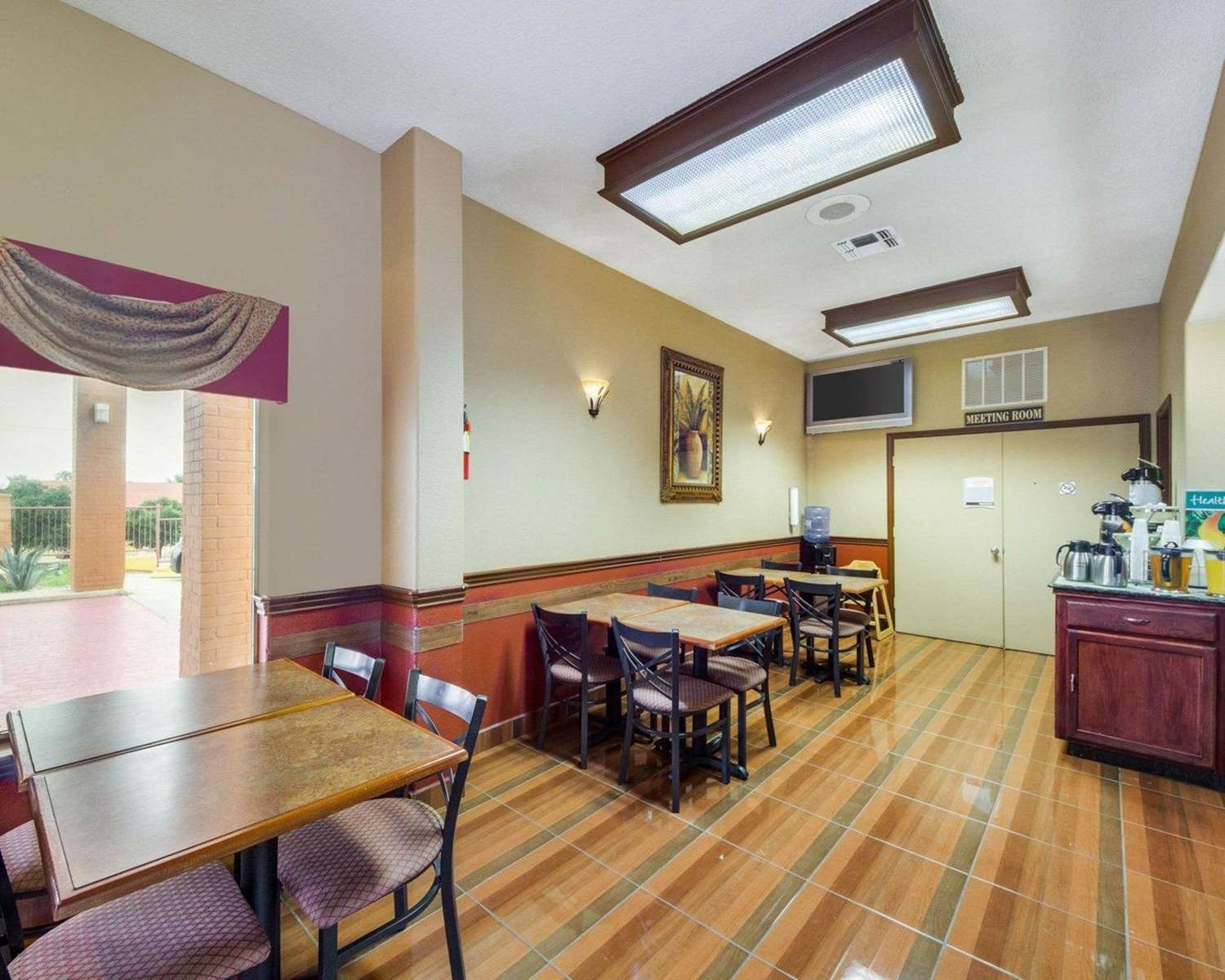 Econo Lodge Inn and Suites Eagle Pass, TX 29/37
