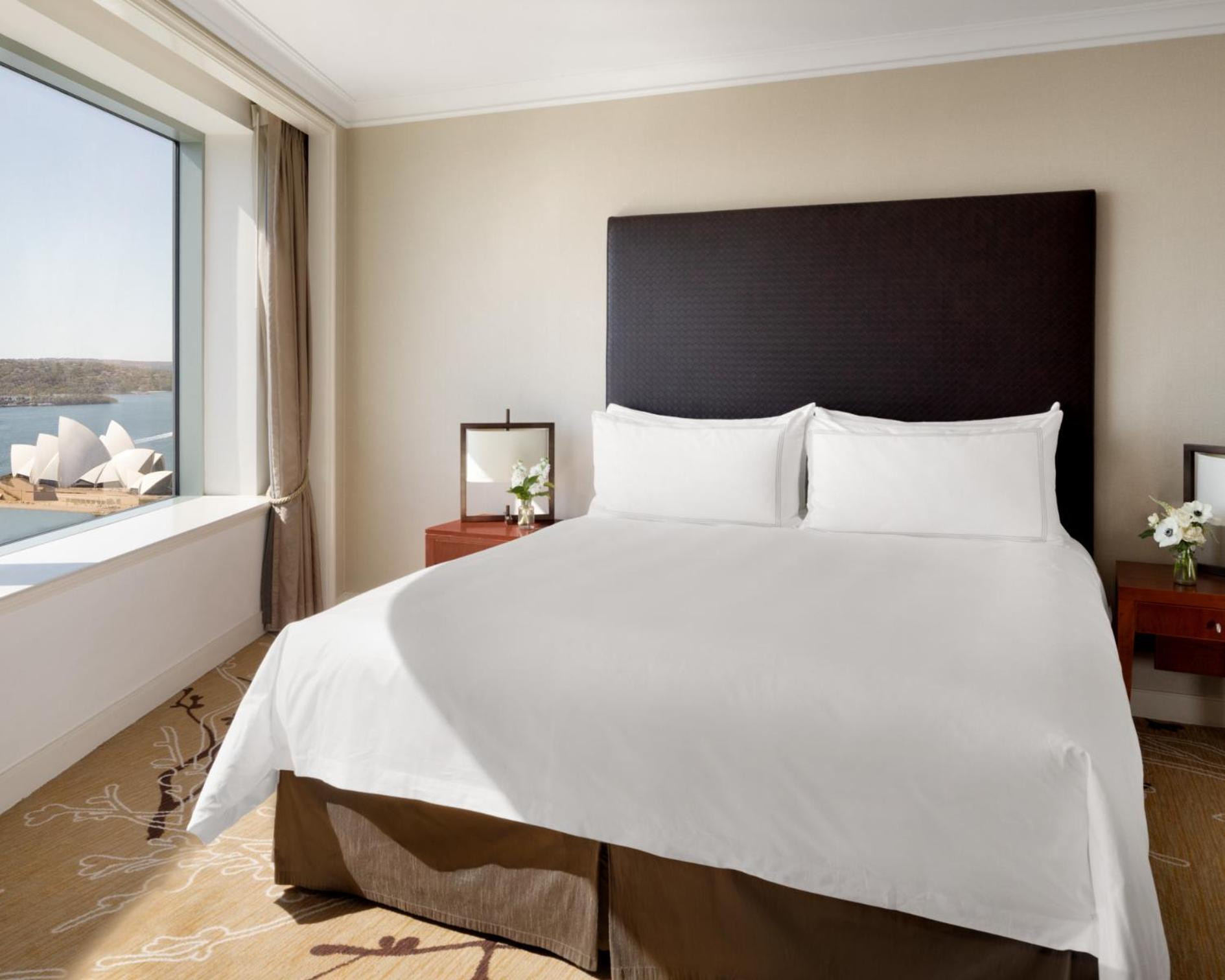 Governor, Suite, Club Lounge Access
