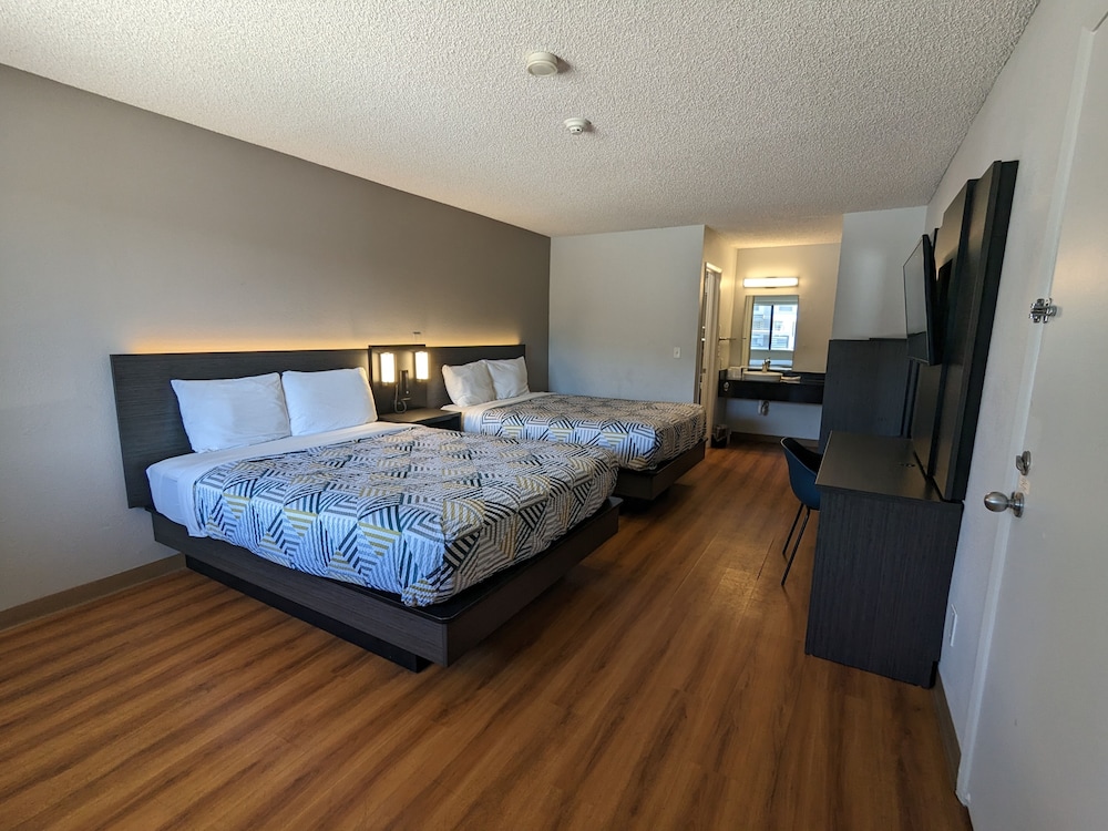 2 Queen Beds - ADA/Tub