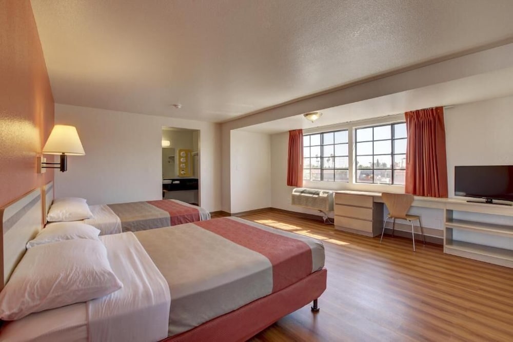 Motel6 Bellflower, CA - Los Angeles 22/65