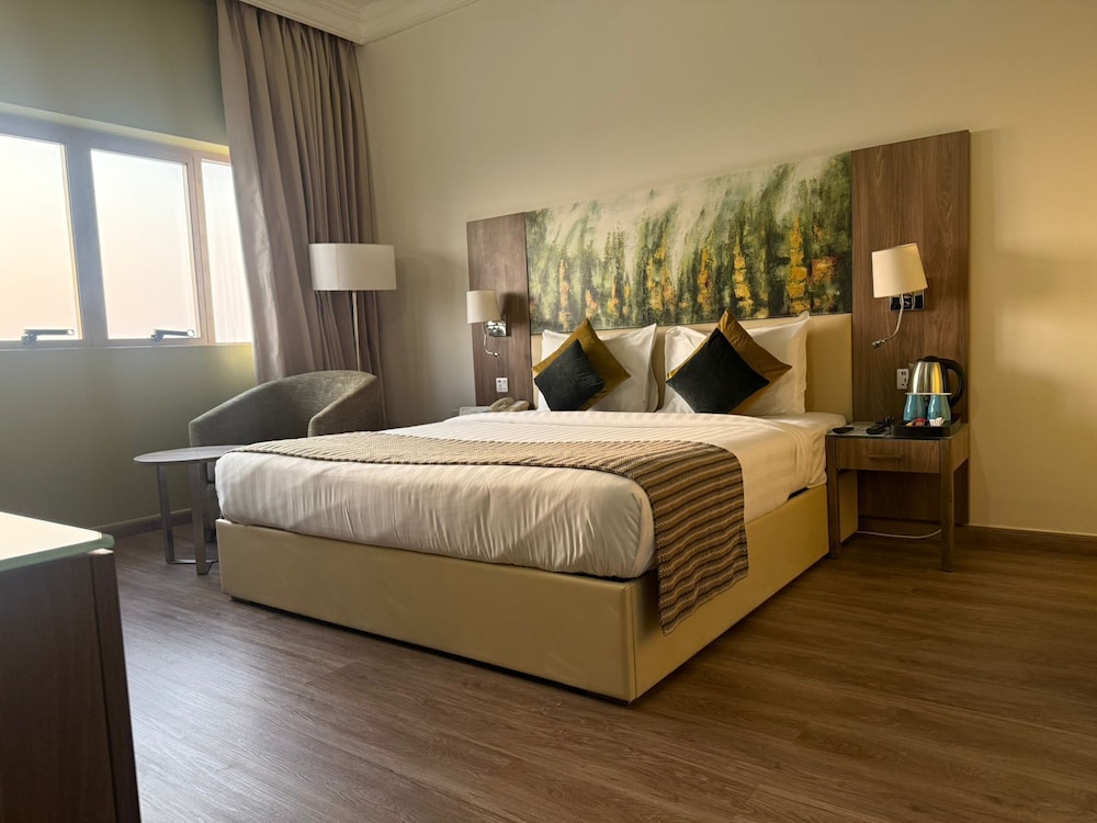 DELUXE, KING BED