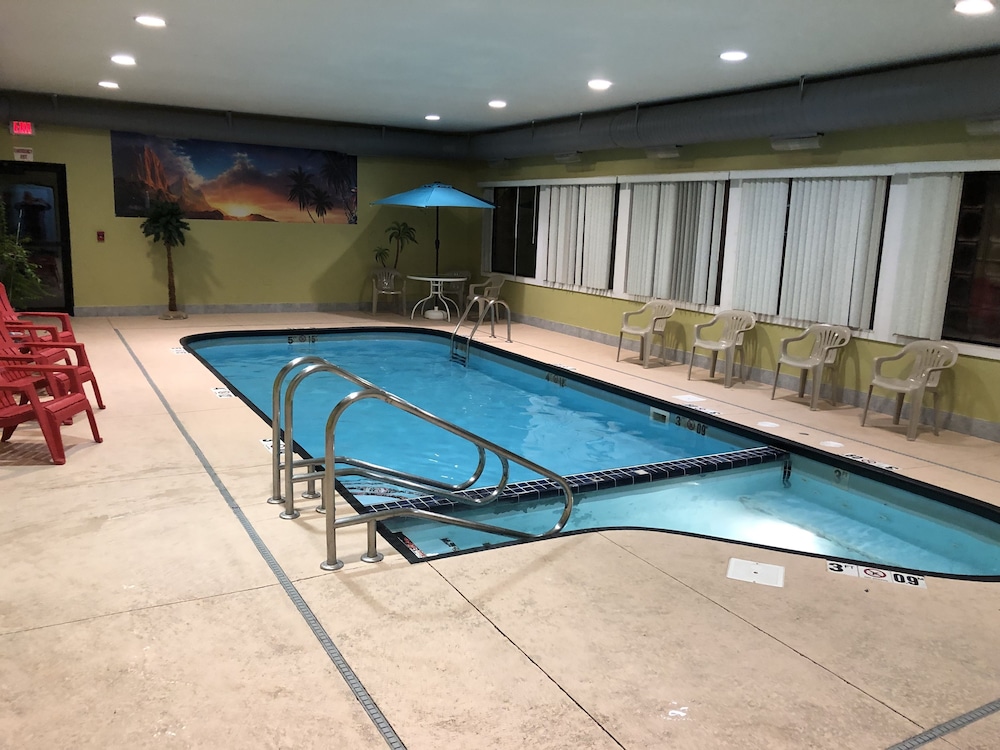 Days Inn & Suites by Wyndham Youngstown / Girard Ohio 3/39