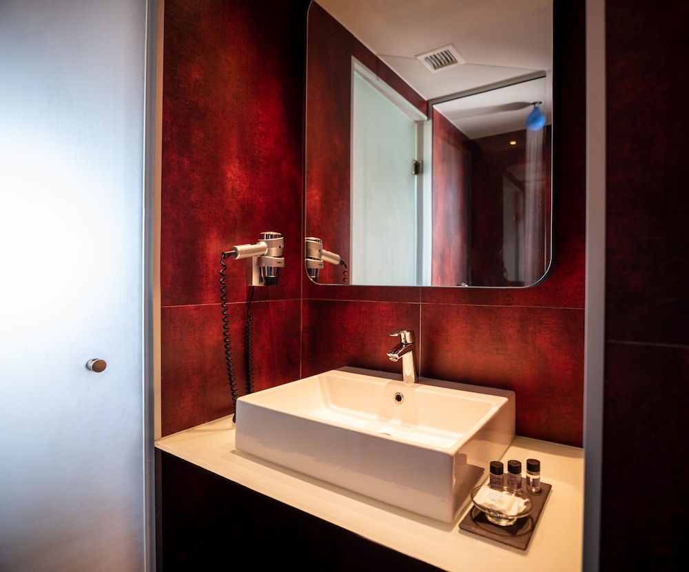 Essence Contemporary Living Hotel 46/50