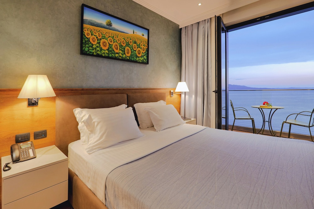 Standard, Queen Bed, Sea View