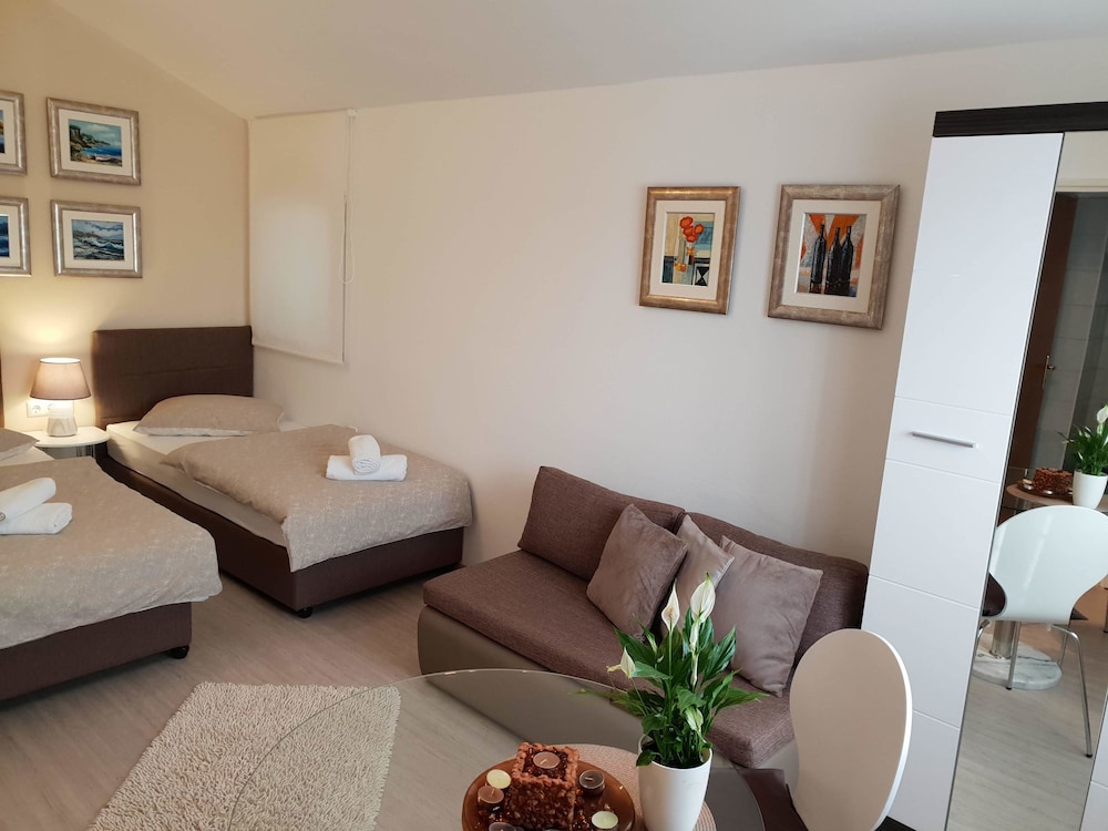 PETRA APARTMENTS 18/40