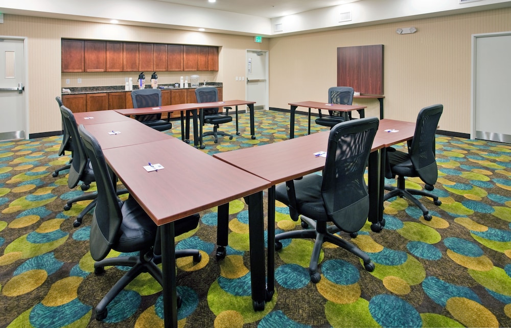 Holiday Inn Express Hotel And Suites Topeka North 47/53