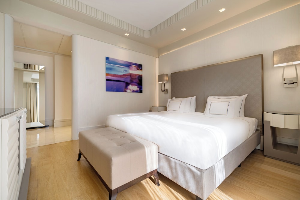 جناح رئاسي بسرير كينج بشرفة، Melia Genova 6/10