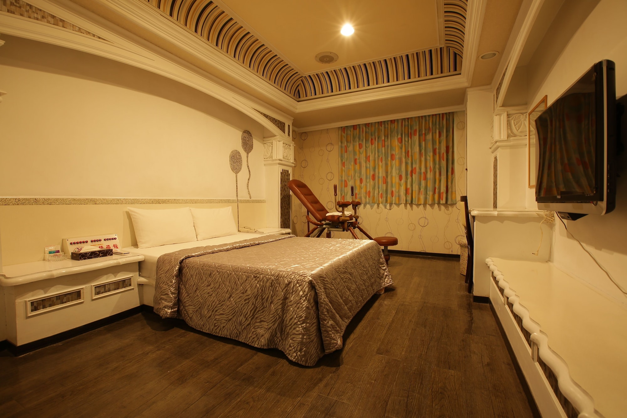 DELUXE, DOUBLE BED