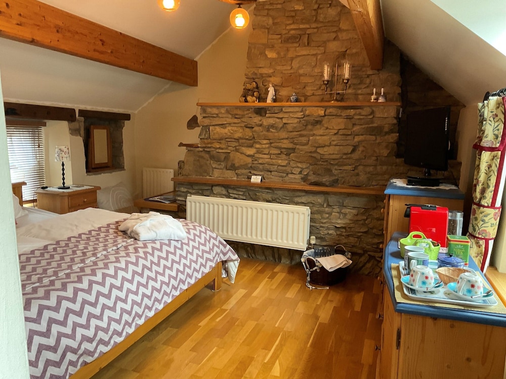 Armidale Cottages Bed & Breakfast 10/28
