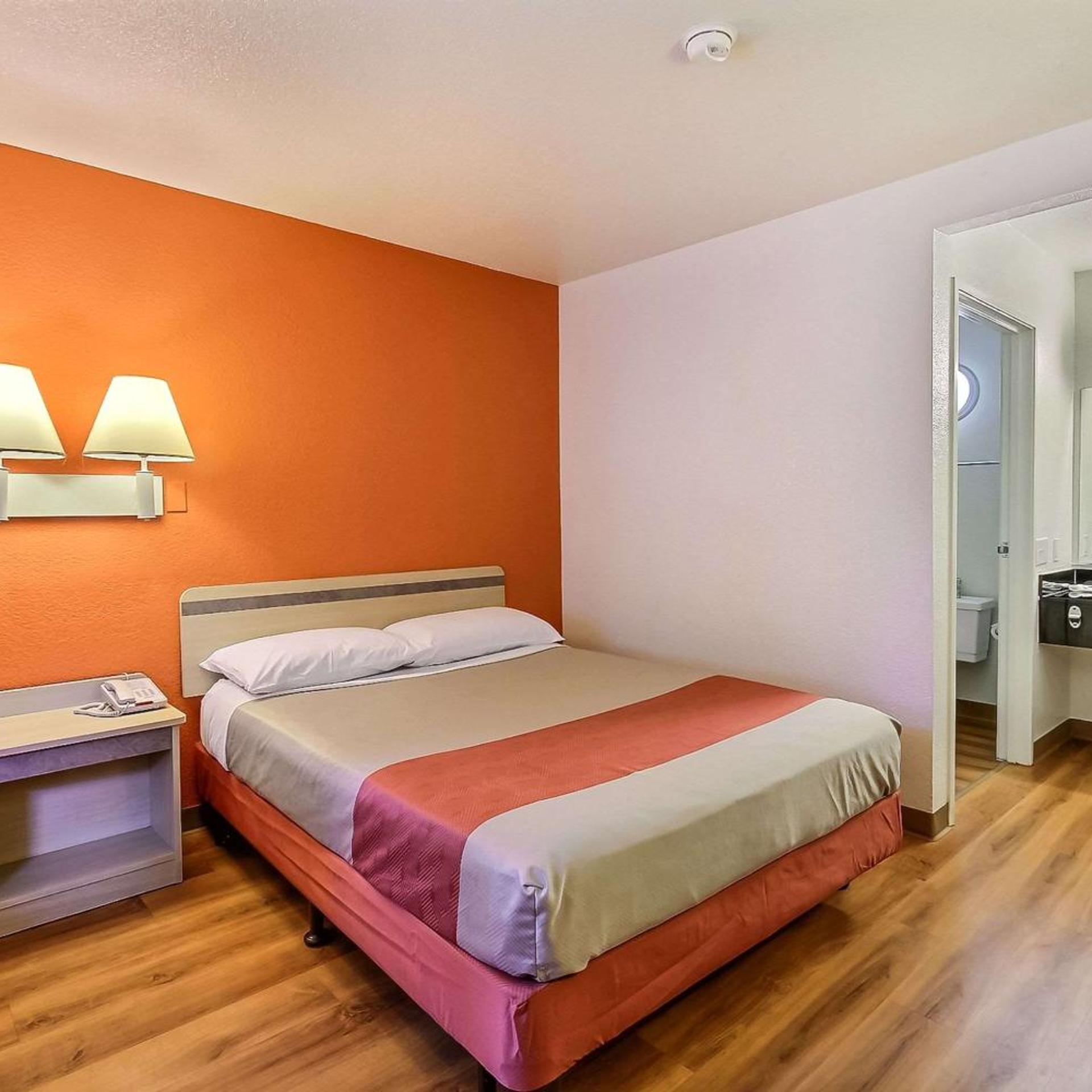 1 Queen Bed ADA/RI Shower