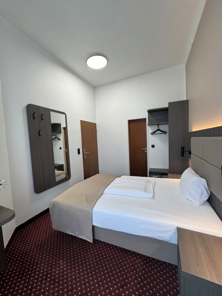 ROOM, SINGLE