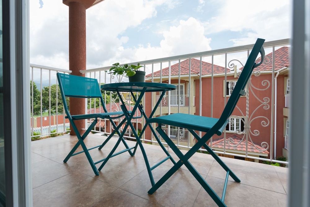 New Kingston Guest Apt At Fairway 16/24