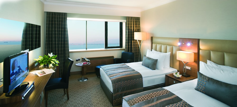 Superior, Twin Beds, Movenpick Hotel Izmir 2/5