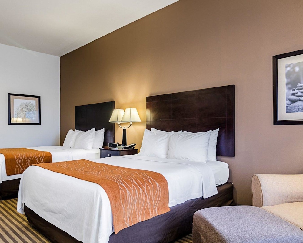 Comfort Inn & Suites Lawrence - University Area 20/49