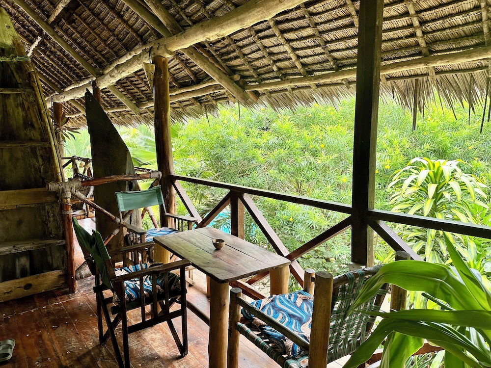 Aluna Beach Lodge 25/50