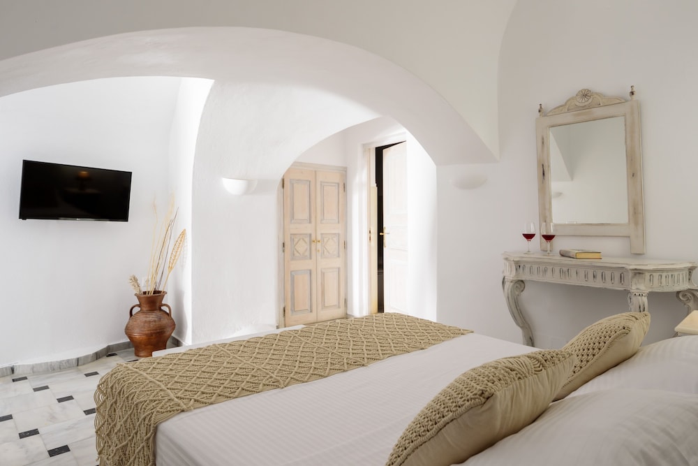 Cave, Petite, Suite, Queen Bed, Caldera and Volcano View, Sea View