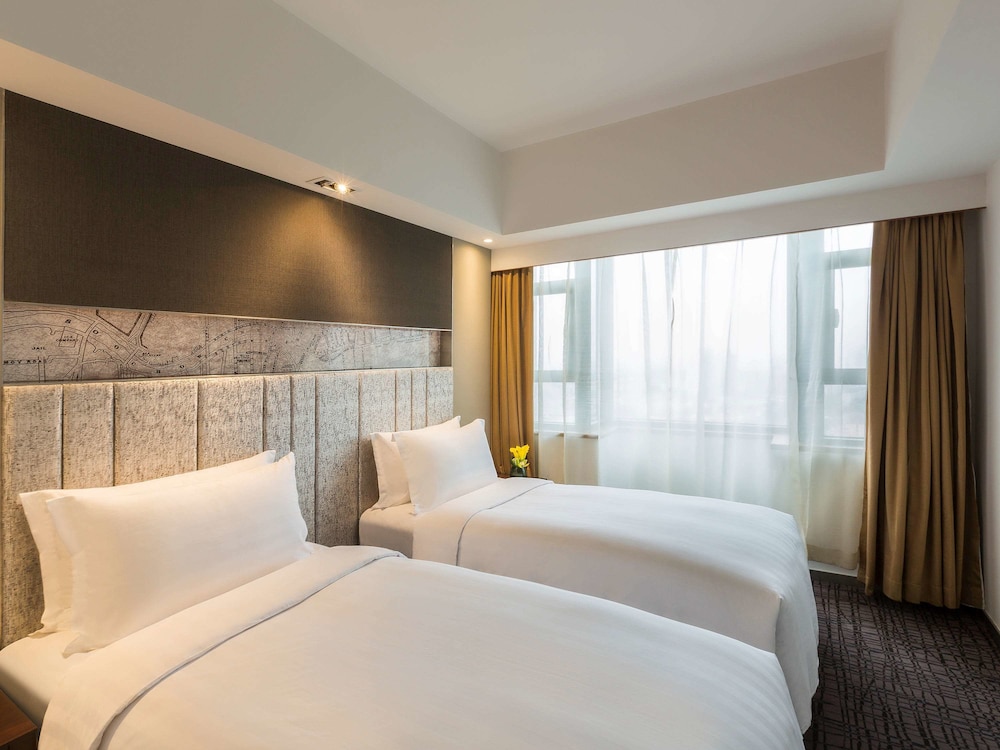 SUPERIOR, TWIN BEDS, CITY VIEW