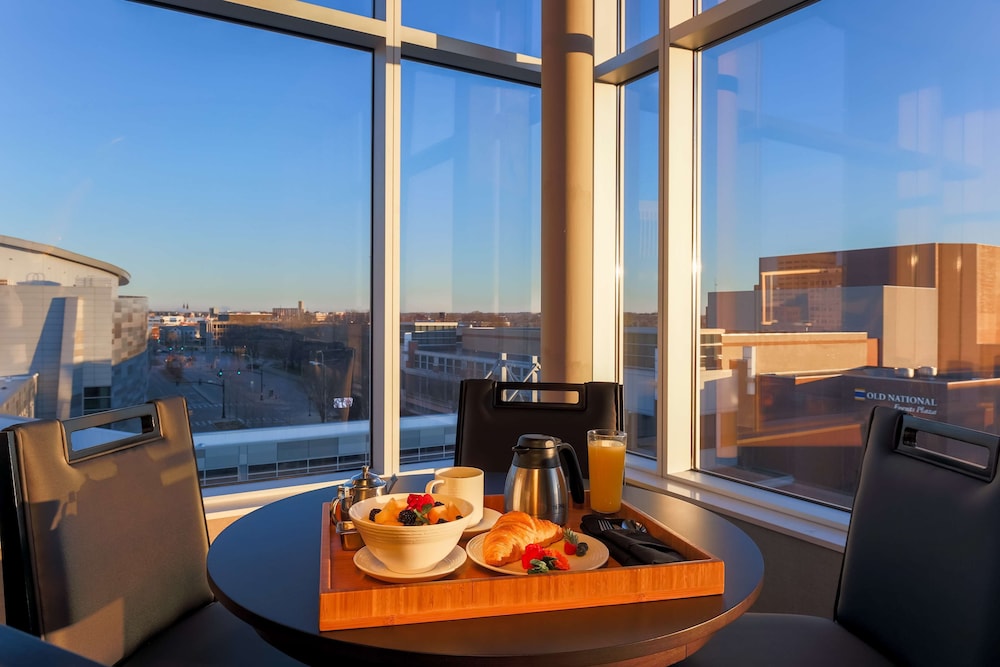 DOUBLETREE BY HILTON EVANSVILLE 44/74