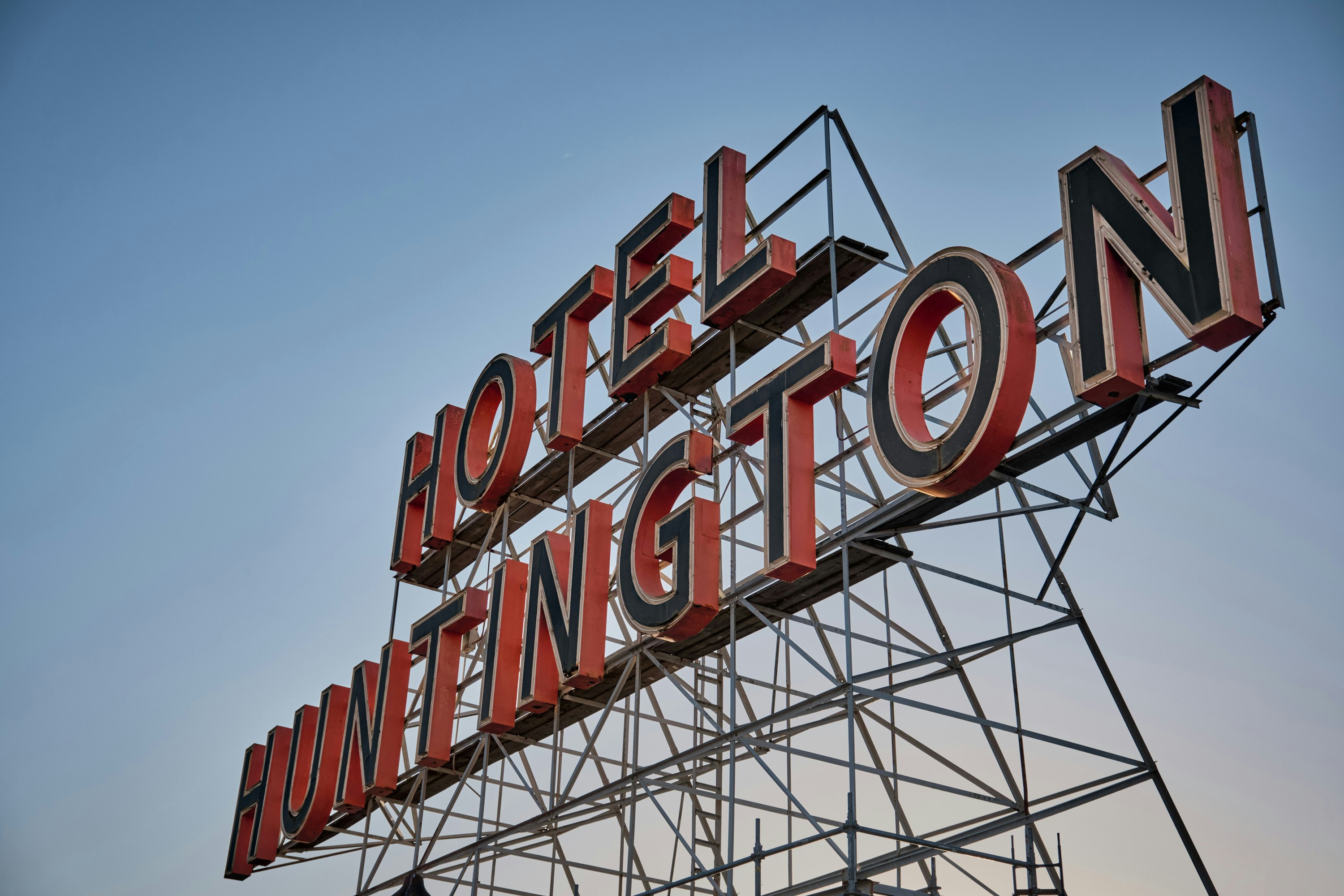 The Scarlet Huntington Hotel 6/84