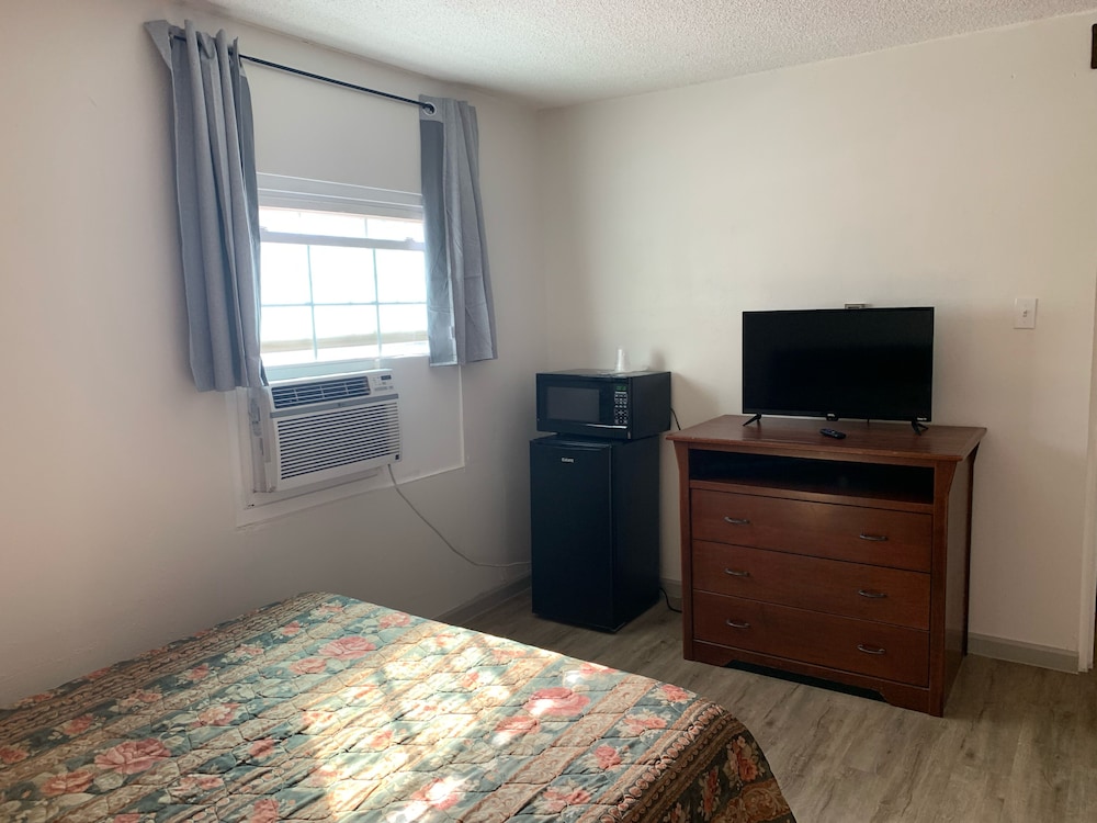 Travelers Uptown Motel 18/54