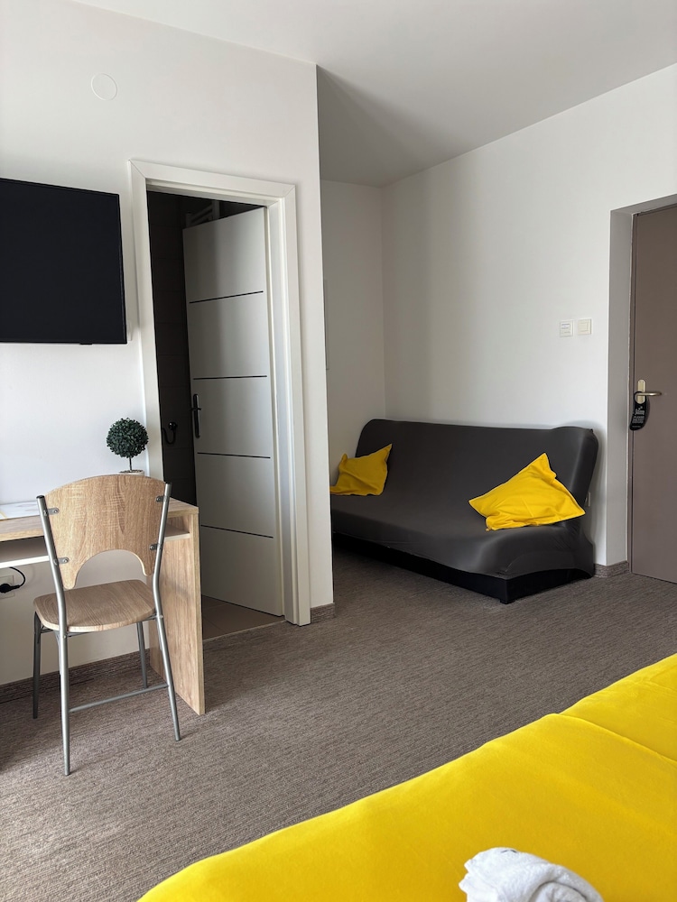 London Rooms Zagreb Airport 14/48
