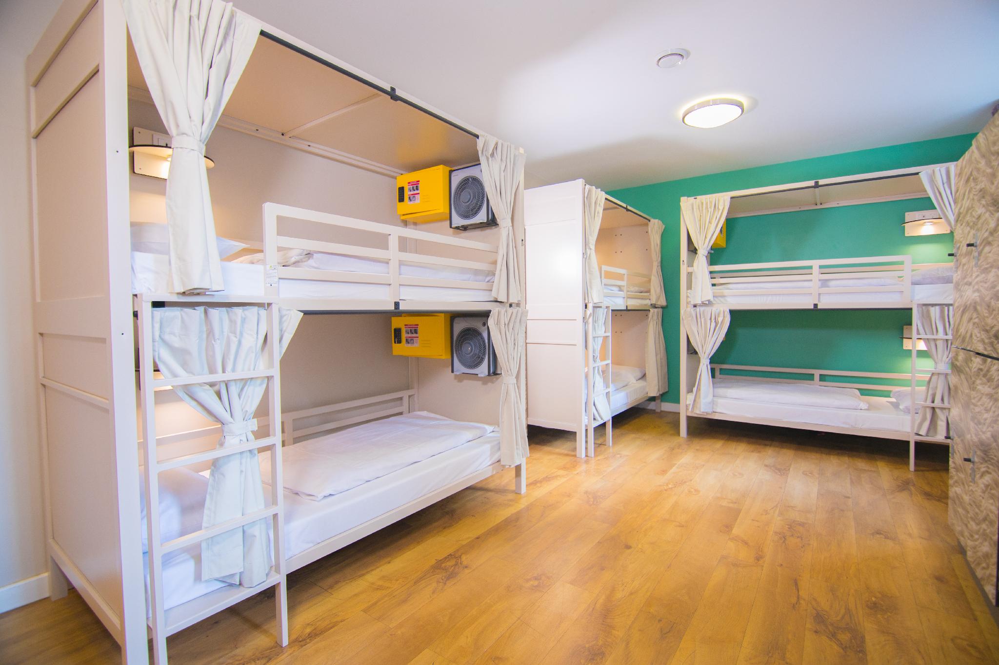 Private, Mixed Dorm, 8 Beds