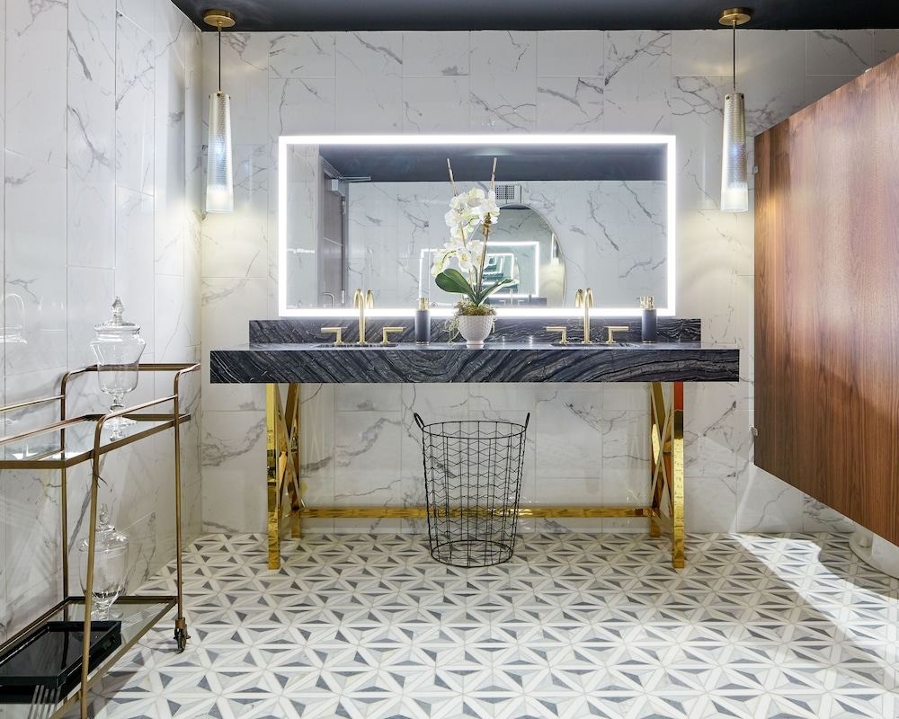 The Kindler Hotel 4/41