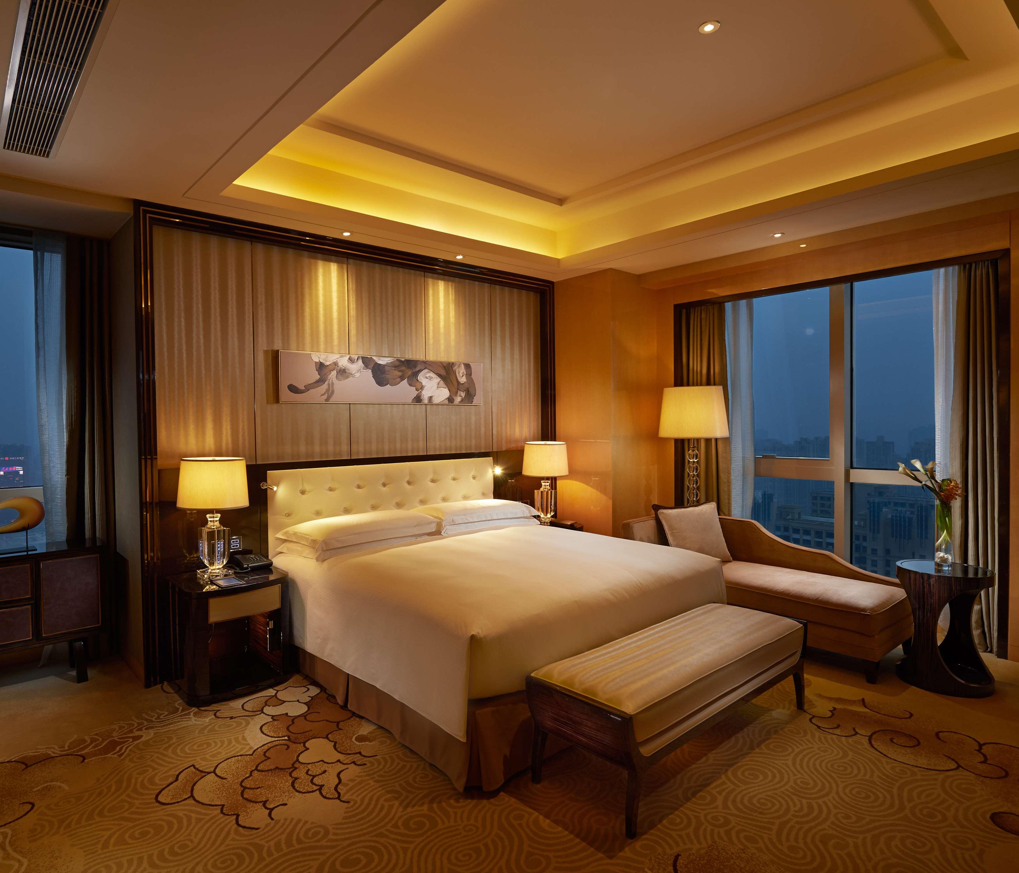 1 BEDROOM, DELUXE, SUITE, KING BED, LOUNGE ACCESS
