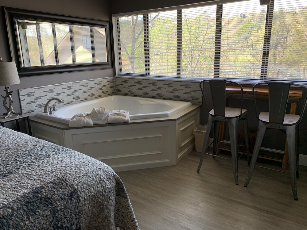 Laurel Inn Condominium 36/50