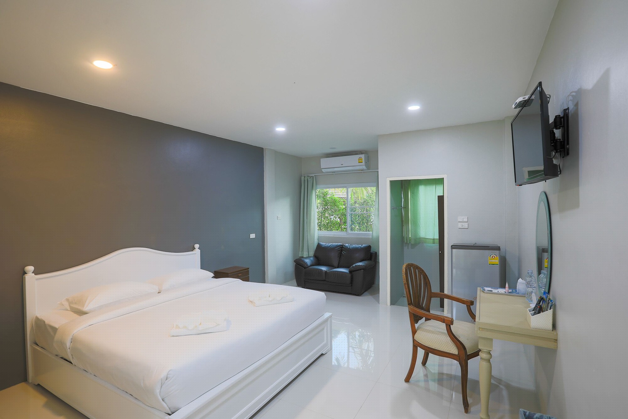 DELUXE, KING BED