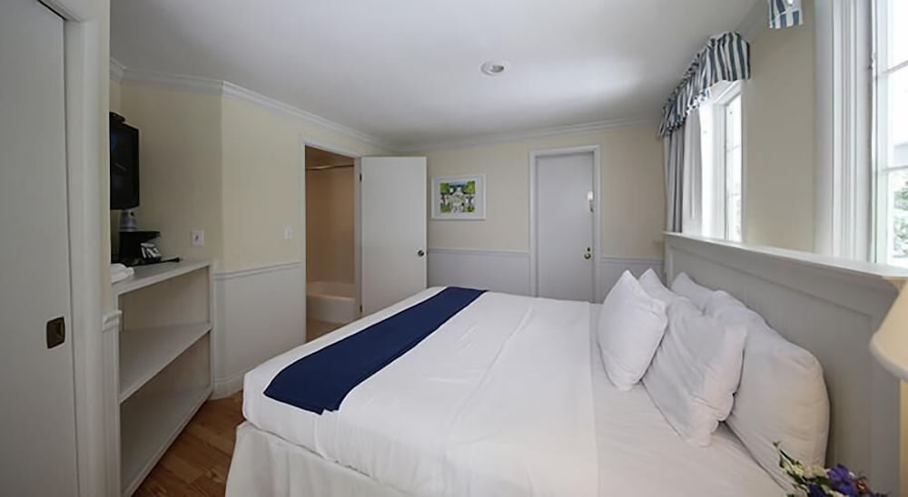 Colonial Inn in Harbor Springs 11/57