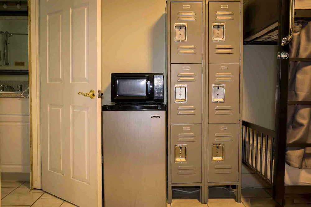 Sheridan Hostel 36/50