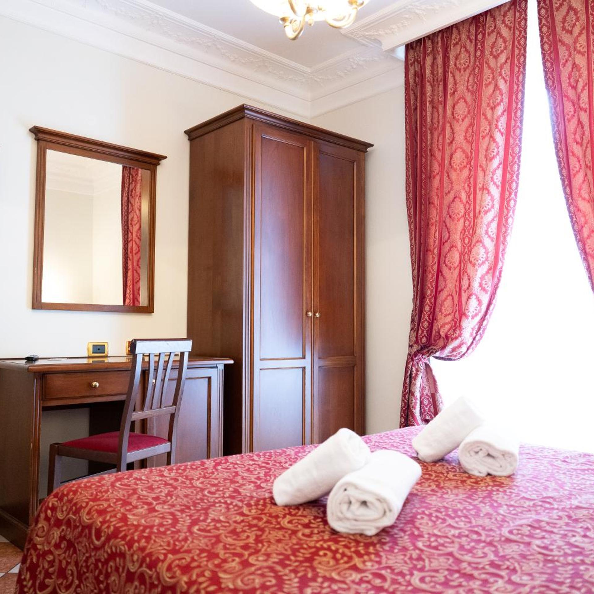 غرفة بسرير مزدوج أو سريرين منفصلين، Hotel Romantica 2/10
