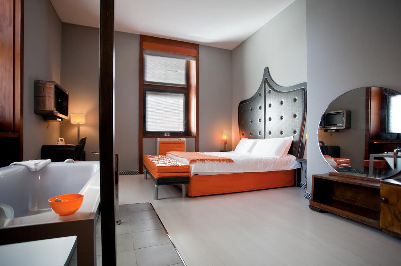 Orange Hotel 13/40