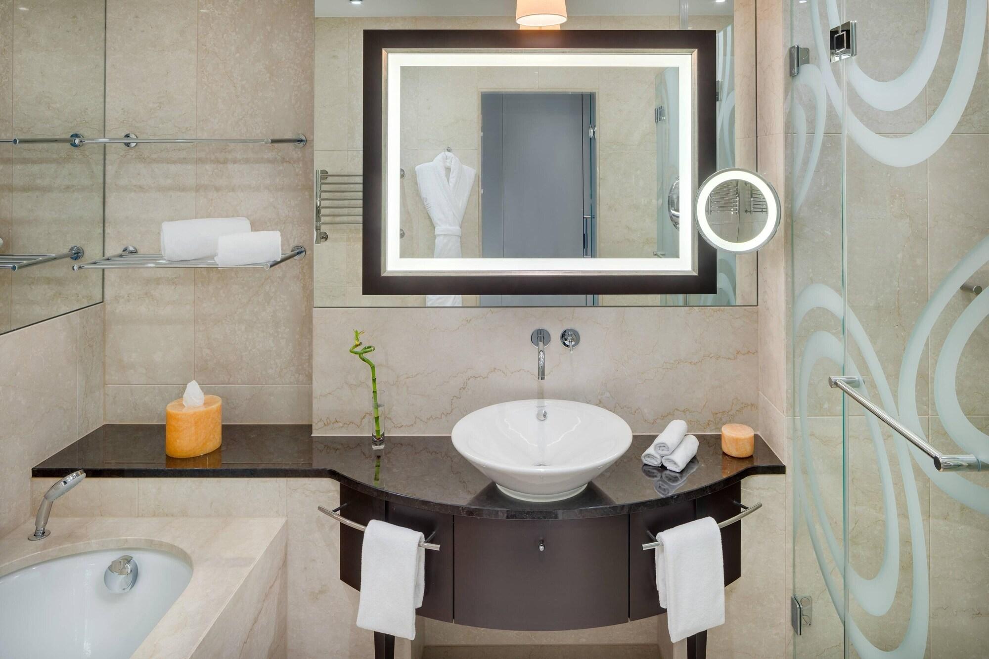 غرفة تنفيذية بسرير كينج، Grand Hotel River Park A Luxury Collection Hotel Bratislava 3/5