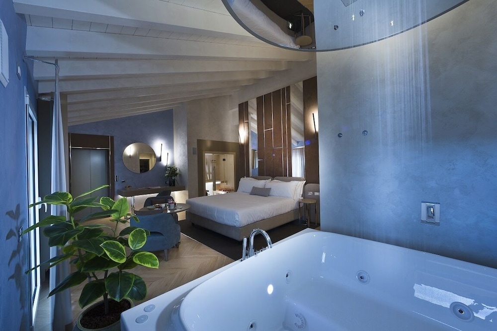 Aquamarine, Suite, King Bed