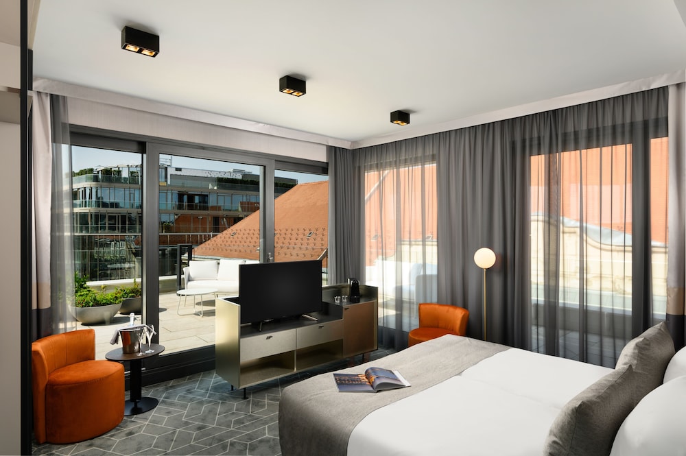 Hotel Emerald & Suites 16/56