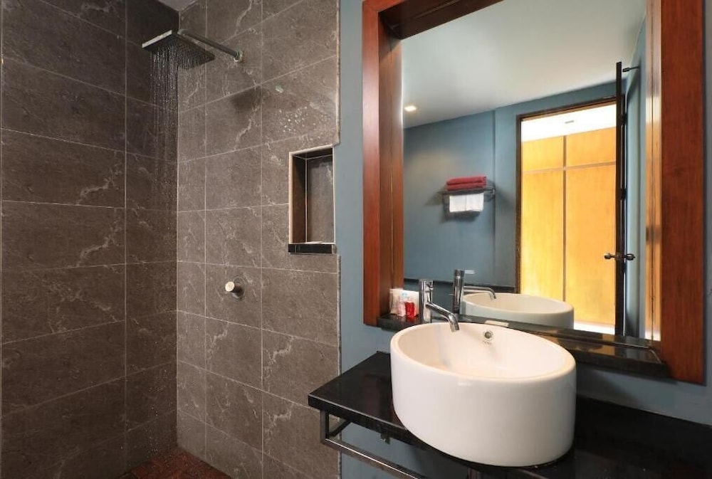 Tea Tree Spa Resort 75/82