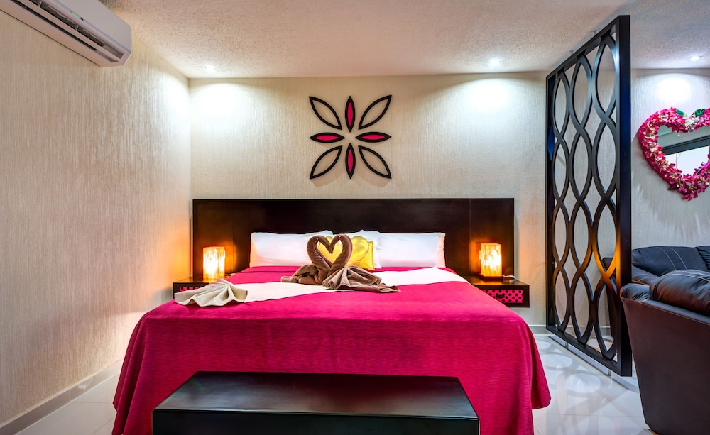 DELUXE, KING BED, JETTED TUB