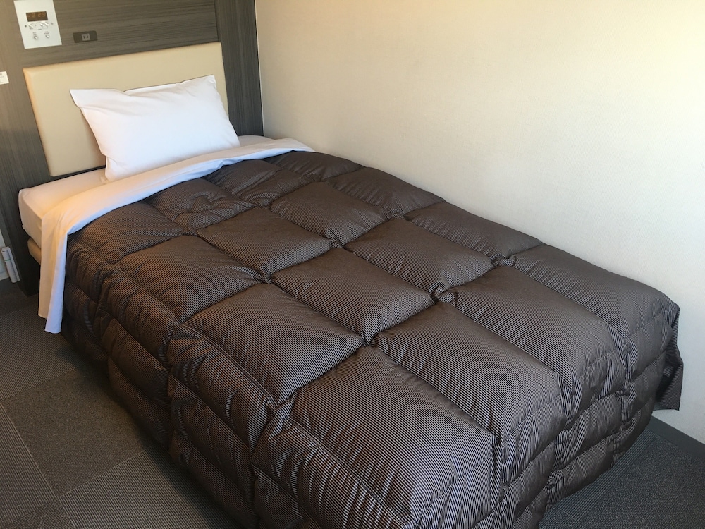 ROOM, SINGLE
