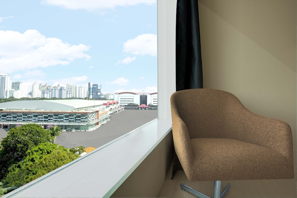 Holiday Inn Express Jakarta International Expo 30/75