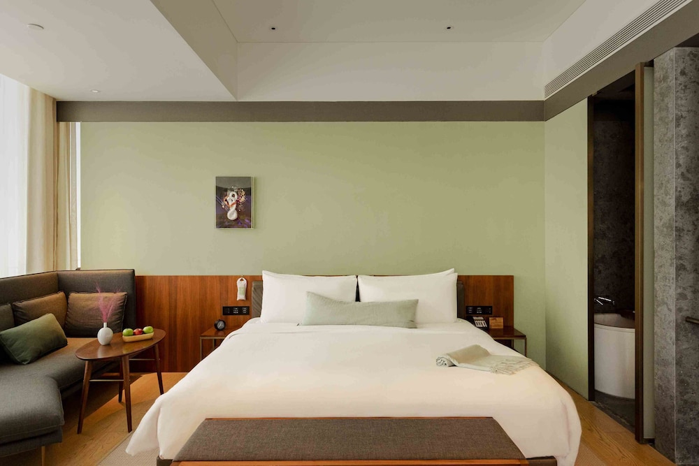 STUDIO, KING BED