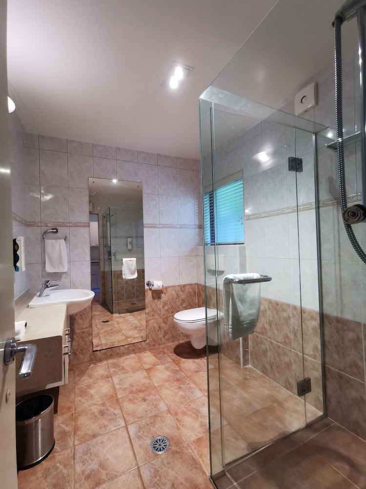 Cornwall Park Motor Inn 46/47