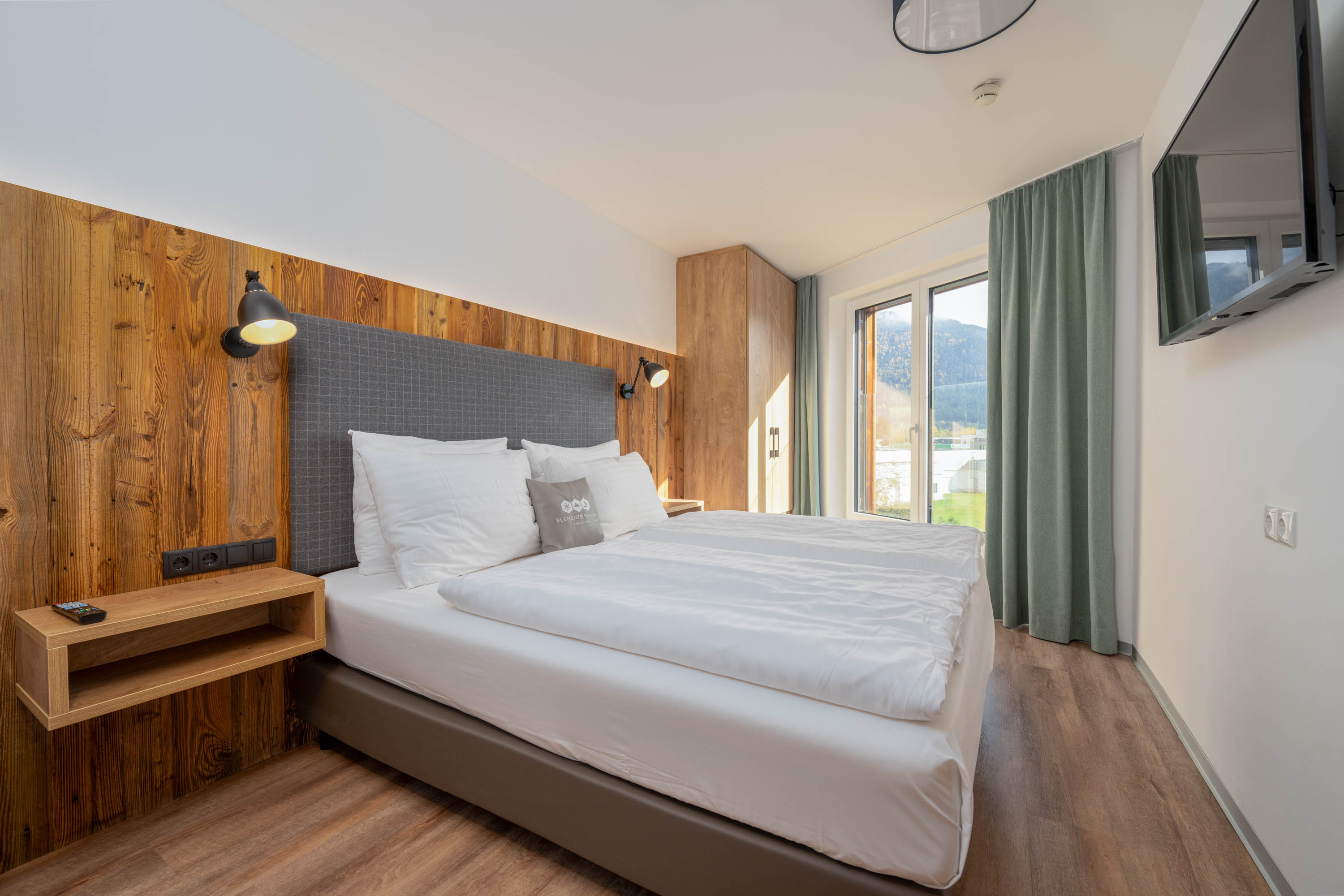 3 Bedrooms, Suite