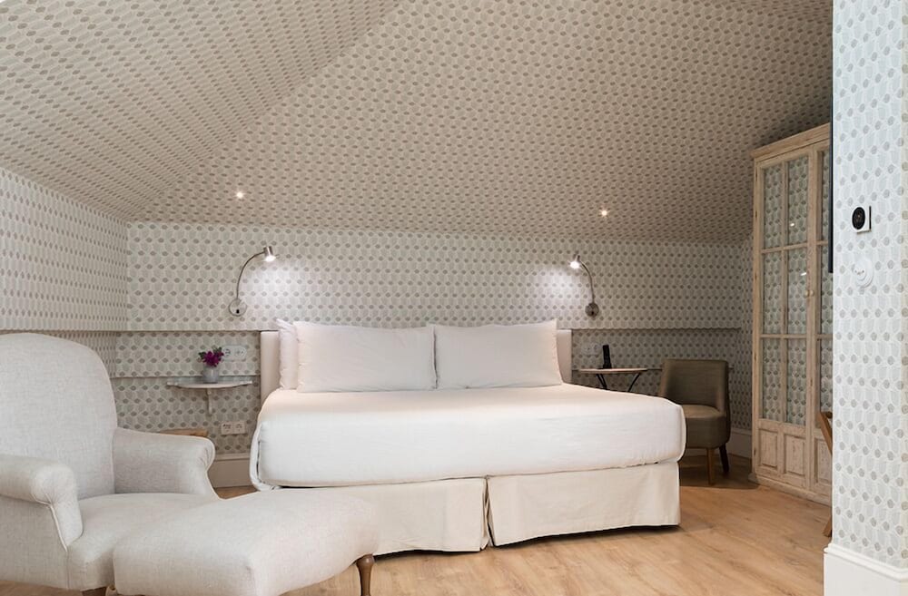 Deluxe, King Bed, Attic