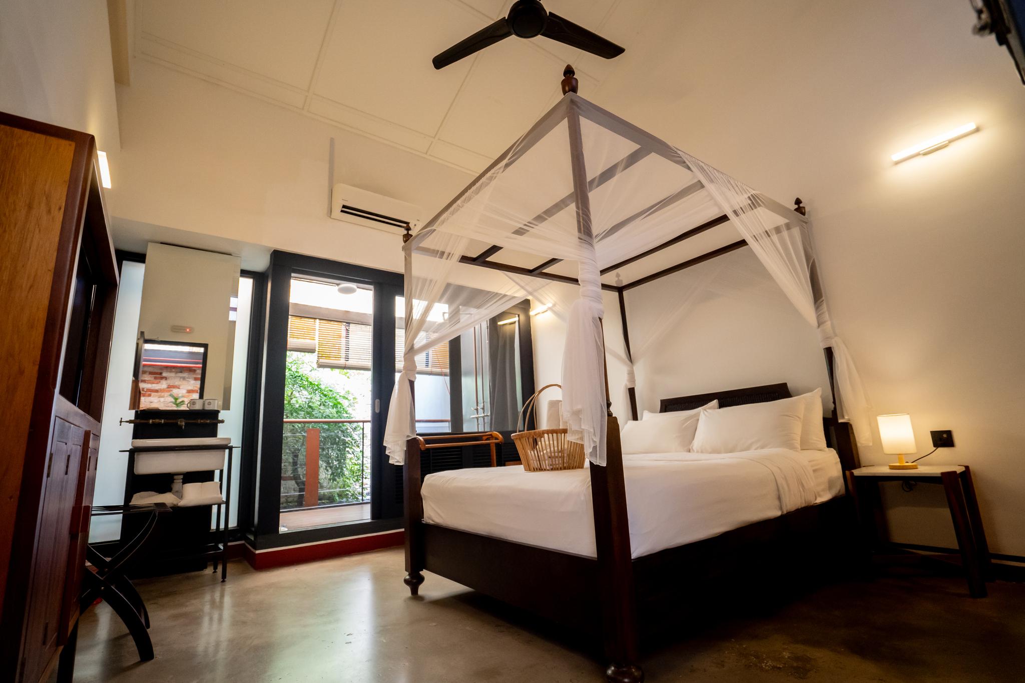 Courtyard, Queen Bed