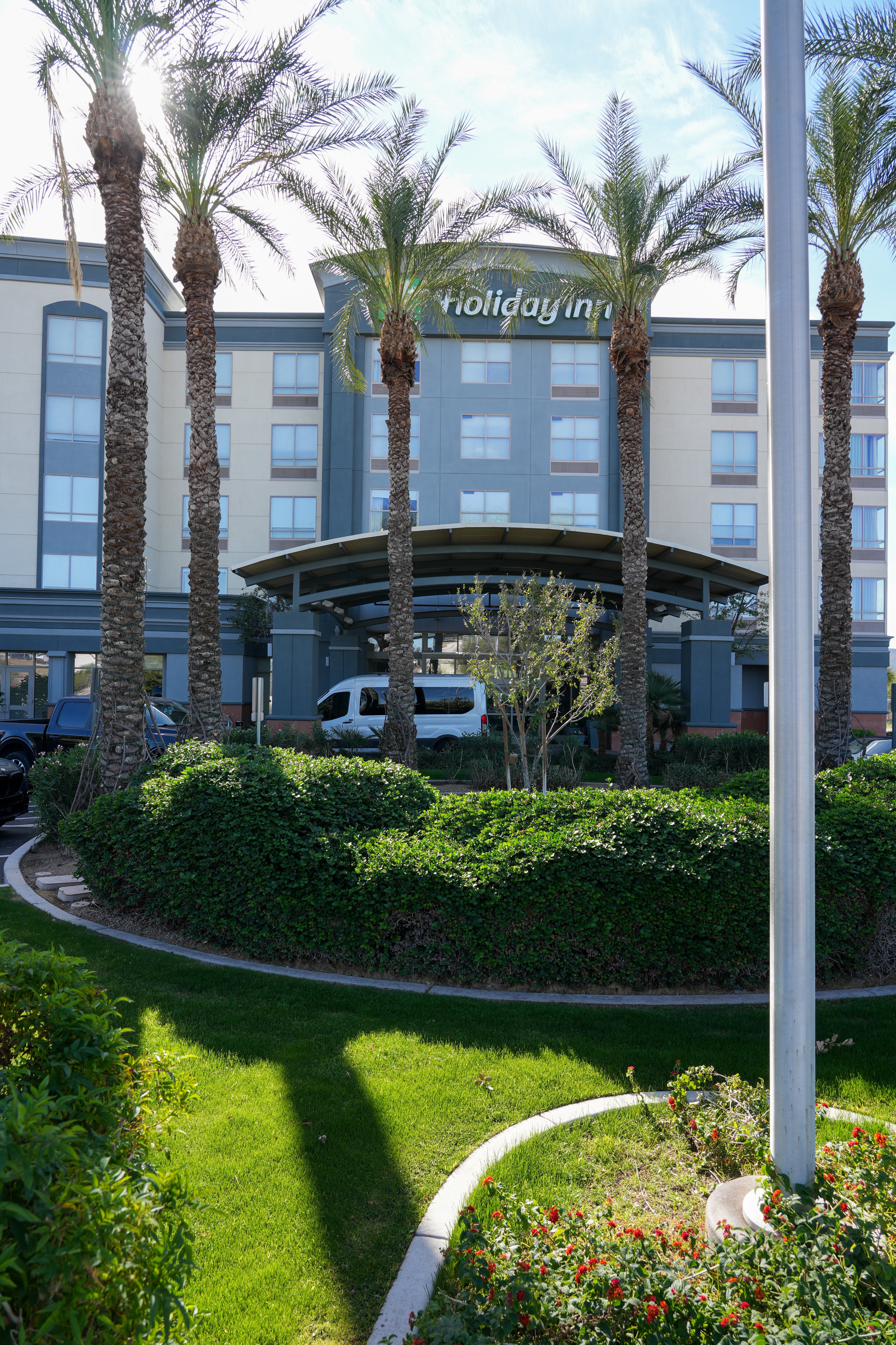 Holiday Inn & Suites Phoenix Airport 77/79